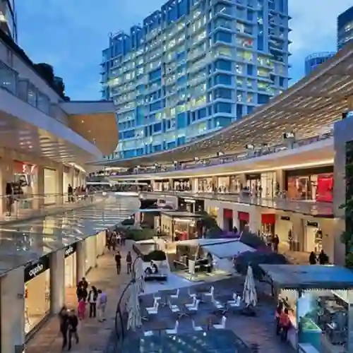 Desarrollo de Edificación Comercial de Lujo en Polanco, Miguel Hidalgo Centro comercial exterior con diseño arquitectónico moderno y tiendas de lujo en Polanco, CDMX. Muestra la calidad en obra civil y acabados finos de Constructora Quantum para proyectos de alto valor.