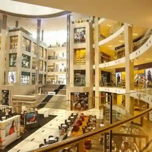 Diseño y Edificación de Centros Comerciales en Cuauhtémoc Interior moderno de plaza comercial de varios niveles con iluminación natural. Edificación de espacios comerciales y retail con acabados finos en la alcaldía Cuauhtémoc, CDMX.