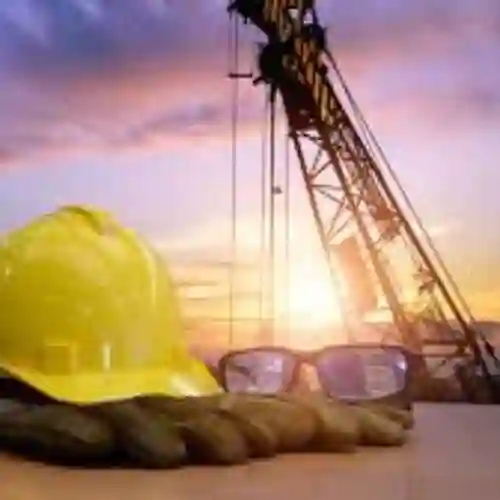 Equipo de Seguridad en Obra Civil en Coyoacán, CDMX Casco y equipo de protección personal en una obra, simbolizando la seguridad en servicios de obra civil especializada en Coyoacán, CDMX.