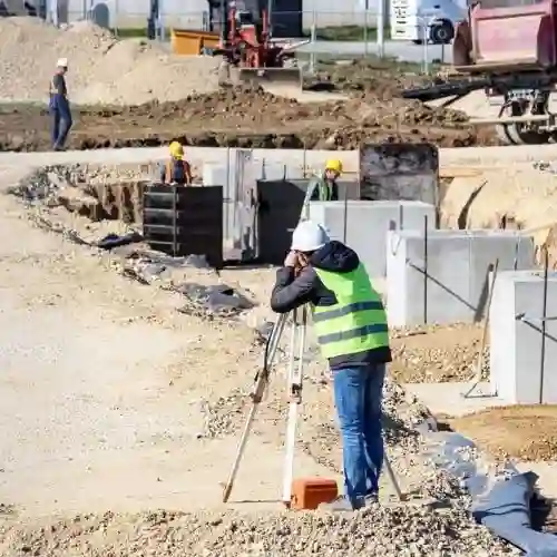 Levantamiento Topográfico y Estudios de Mecánica de Suelos en Venustiano Carranza Ingeniero realizando levantamiento topográfico con teodolito en un sitio de obra. Servicios de topografía y estudios de mecánica de suelos para cimentación en la alcaldía Venustiano Carranza, CDMX.